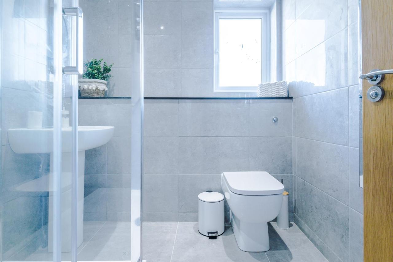 Stunning 2 Bed Apt By Greenstay Serviced Accommodation - Located In Formby Village - Perfect For Short & Long Stays - Couples, Friends & Families & Business Travellers All Welcome - Dog Friendly - 7 Buitenkant foto